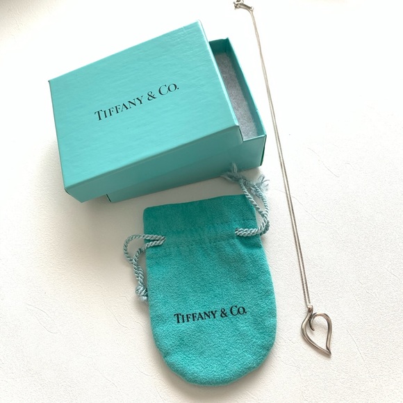 [SOLD] Tiffany & Co. Silver Leaf Pendant Necklace - Picture 1 of 4